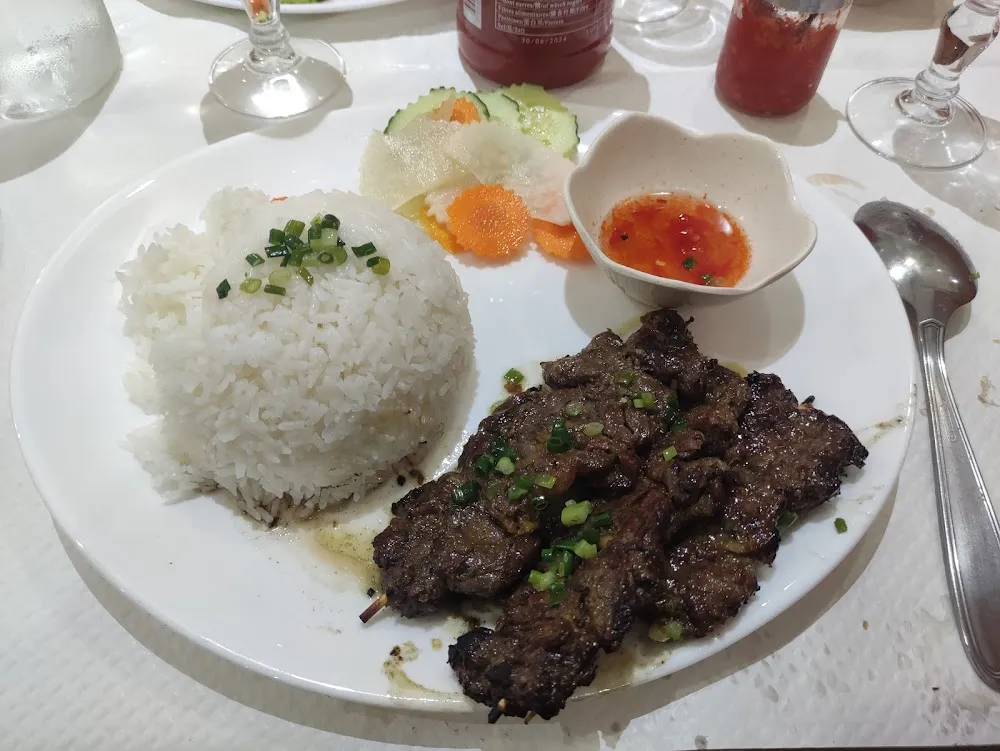 Brochettes de Boeuf Grillé Avec Riz